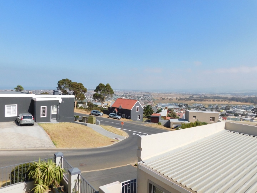 To Let 4 Bedroom Property for Rent in Mountainside Western Cape